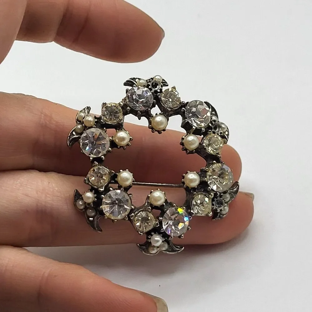 Vintage Gunmetal Pearl Rhinestone Schreiner Style Wreath Brooch Pin 2in
